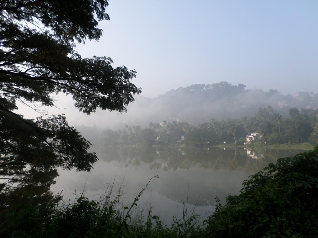 River Side Homestay Apartment Kandy Extérieur photo